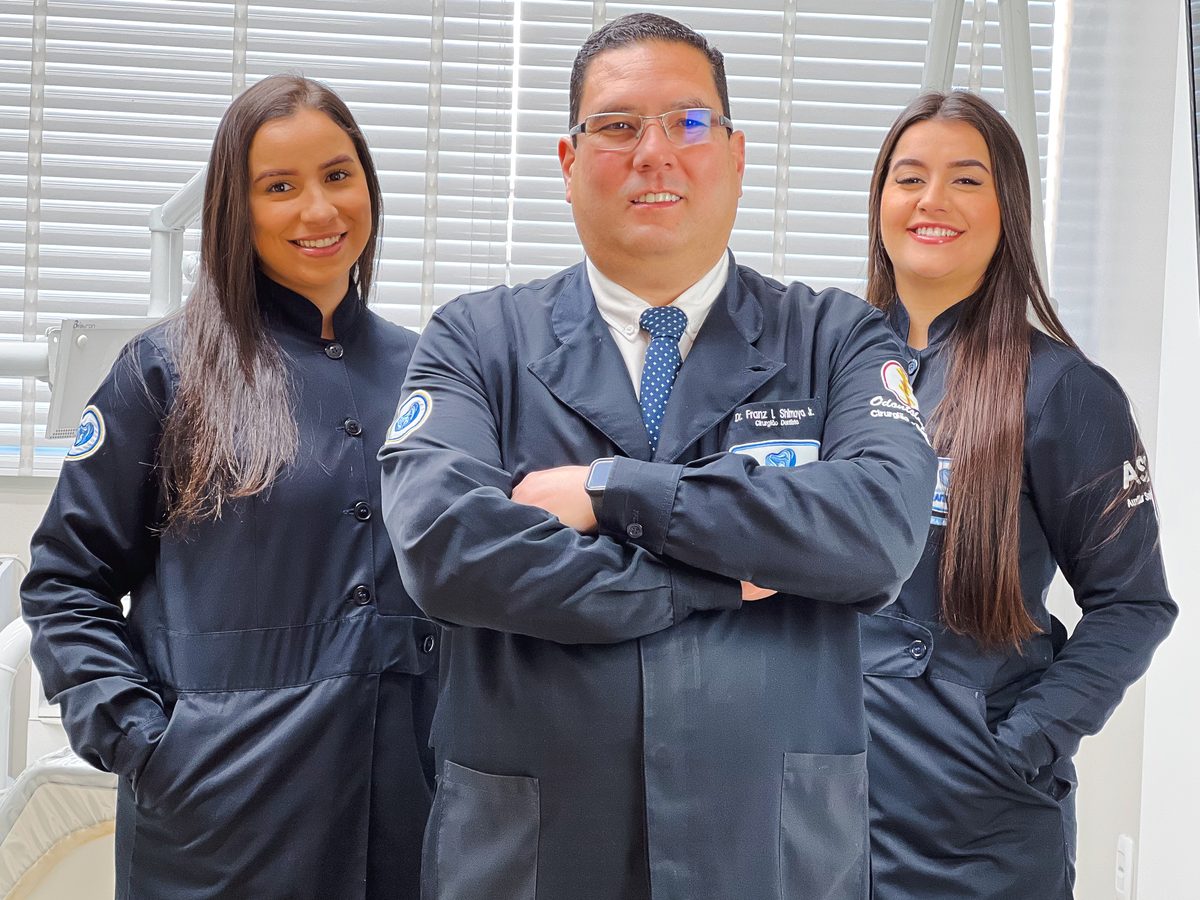 Dr. Franz Shimoya e sua equipe no Consultório Odontológico