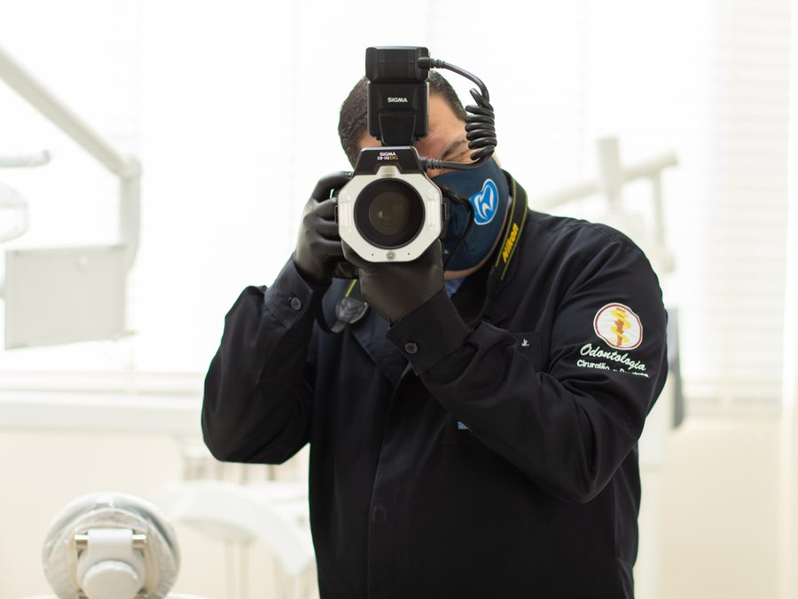 Documentação fotográfica odontológica sendo realizada no consultório