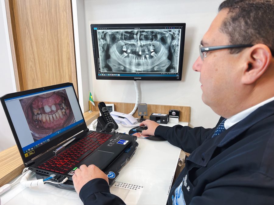 Análise de radiografia panorâmica digital em monitor