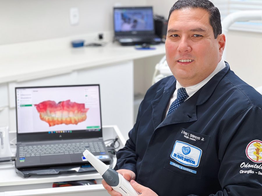 Dr. Franz Shimoya com scanner intraoral e o escaneamento 3D na tela