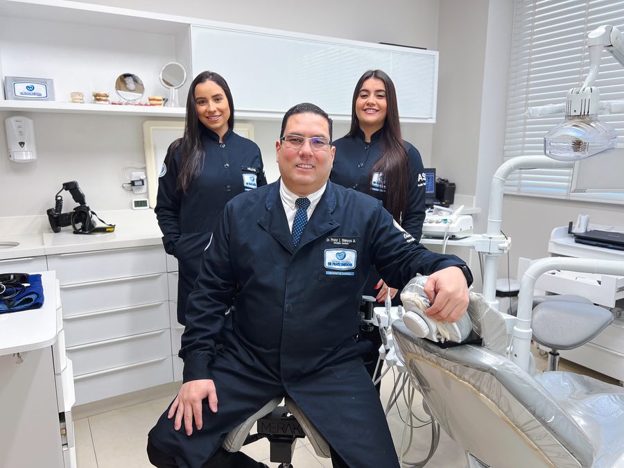 Equipe do consultório no consultório odontológico
